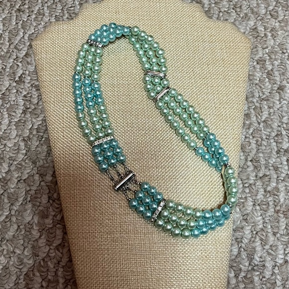 Three Row Shell Pearls Collar Necklace - Picture 5 of 6
